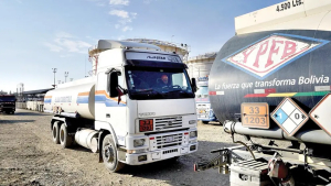 Tras descarga en Arica, desde hoy se distribuirán más de 4.3 millones de litros de gasolina y diésel en Bolivia
