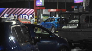 Surtidores tienen menos combustible y se siente la escasez; YPFB lo niega