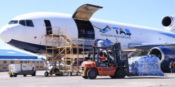 El puente aéreo trae a La Paz 268.000 kilos de pollo, 54.000 unidades de aceite y 54 mil kilos de carne de res