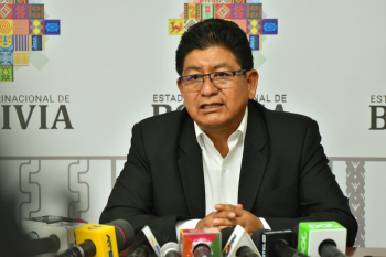 El Gobierno firma contratos para la construcción de dos tramos carreteros por Bs 246 millones