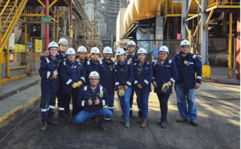 Jóvenes bolivianos culminan capacitación para operar planta del Mutún