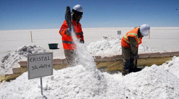 Bolivia tiene 20 años para usar el litio, según YLB