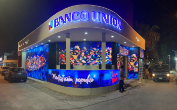 Banco Unión celebra a Santa Cruz con el stand ‘Murales Vivos’ que expone arte de Lorgio Vaca