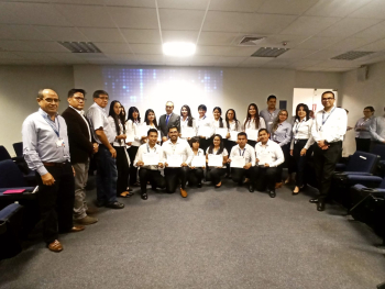Programa de Banco Unión capacita y entrena a jóvenes para su primer empleo como cajeros