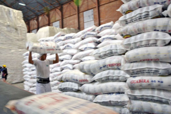 Gobierno y cañeros acuerdan agilizar la exportación de azúcar y llegar a más de 4,2 millones de quintales
