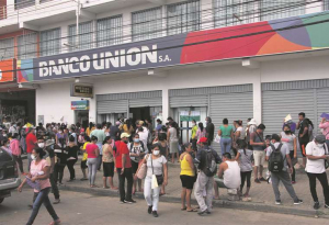 Se redujeron a la mitad los créditos diferidos y reprogramados en el sistema financiero