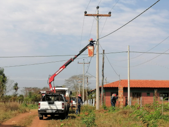 ENDE invierte Bs 2,6 millones para ampliar redes eléctricas en San Matías