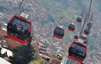 Morales garantiza ampliación del sistema de teleféricos La Paz - El Alto con una tercera fase