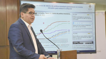 Ministro dice que mejora el acceso a los dólares y que el Banco Unión ya usa yuanes