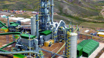 Ecebol produce su primera bolsa de cemento en Oruro