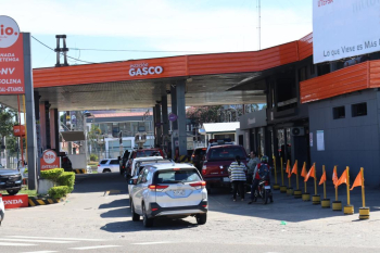 YPFB anuncia la llegada de 160 millones de litros de combustible y pide a los bloqueadores no entorpecer la distribución