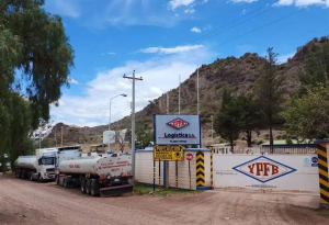 YPFB colocará colorante en la gasolina y tarjetas de seguimiento a cisternas en frontera