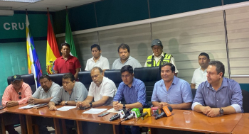 El Gobierno y el transporte pesado firman acuerdo que garantiza abastecimiento de carburantes