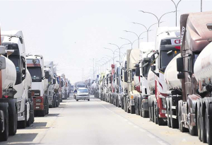 Transporte dice que cupos provocan filas en refinería, pero YPFB lo niega