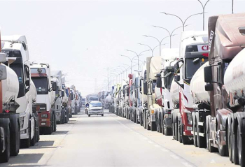 Transporte dice que cupos provocan filas en refinería, pero YPFB lo niega