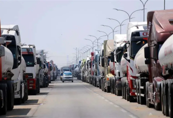 YPFB atribuye filas en refinería a bloqueos y aumento de importación