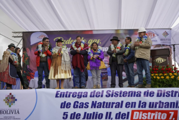 El Gobierno entrega 800 conexiones de redes de gas domiciliario en El Alto