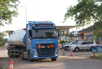 YPFB dice que cuenta con 40 millones de litros entre gasolina y diésel para el mercado interno
