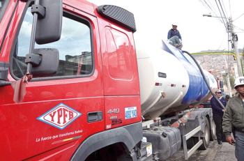 YPFB baja el costo de importación de carburantes de Bs 6 a Bs 2,60