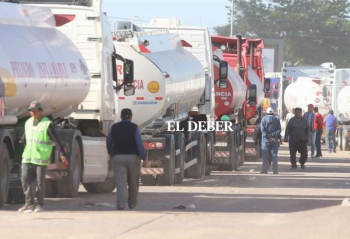 YPFB señala que filas de cisternas se dan porque se importó más gasolina que debe ser mezclada con el etanol; esperan que mañana se normalice todo