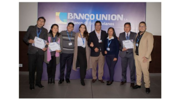 Banco Unión graduó a 23 jóvenes universitarios como oficiales de microcréditos y los contrató