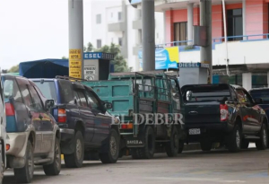 YPFB despacha más de 3 millones de litros de combustible y señala que filas en surtidores se deben a “temas logísticos”