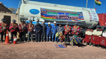 Pequeños y medianos productores de quinua se abastecen de combustible en Oruro