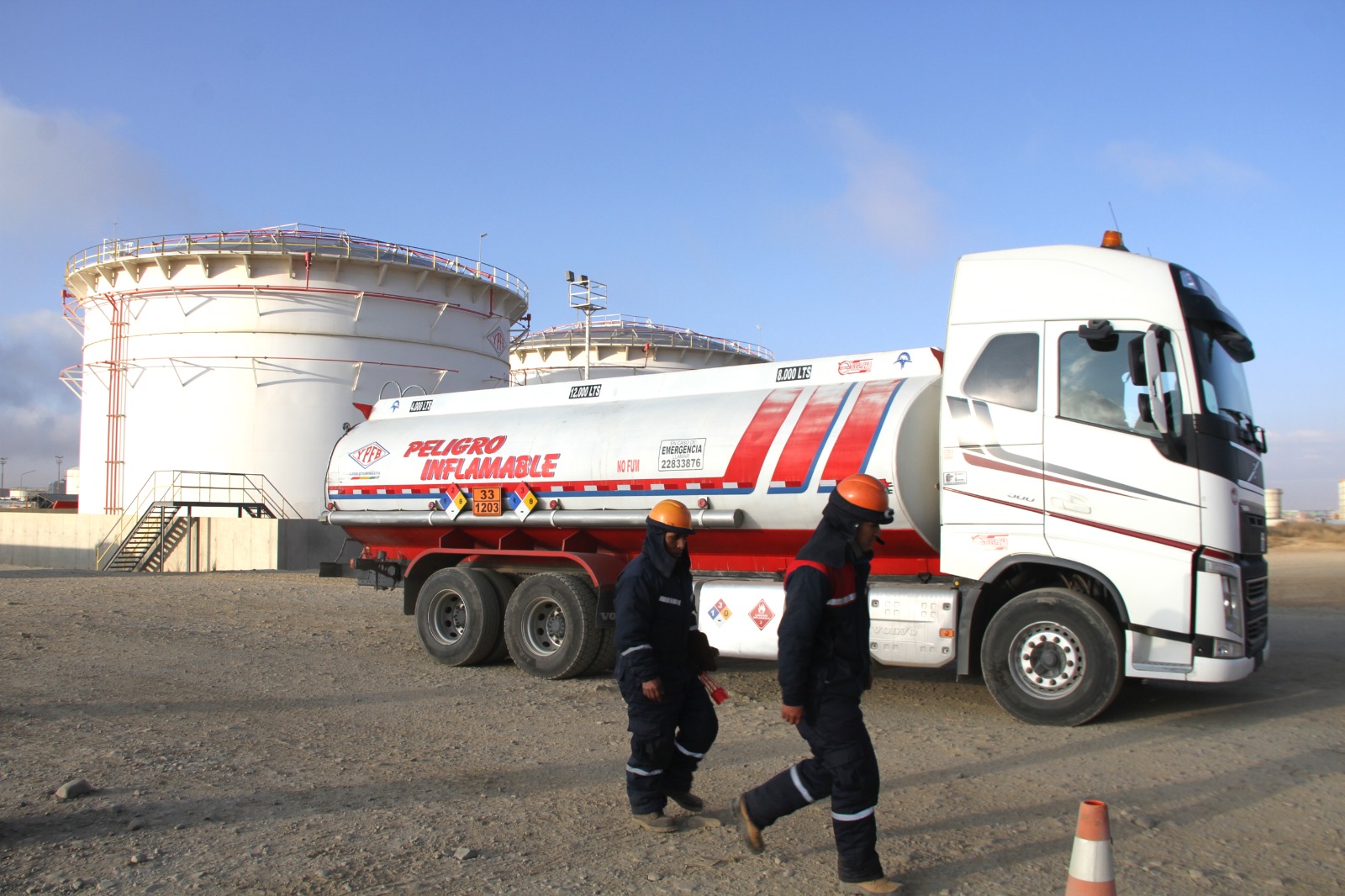 Economía garantiza a YPFB presupuesto en moneda nacional para importación de combustibles