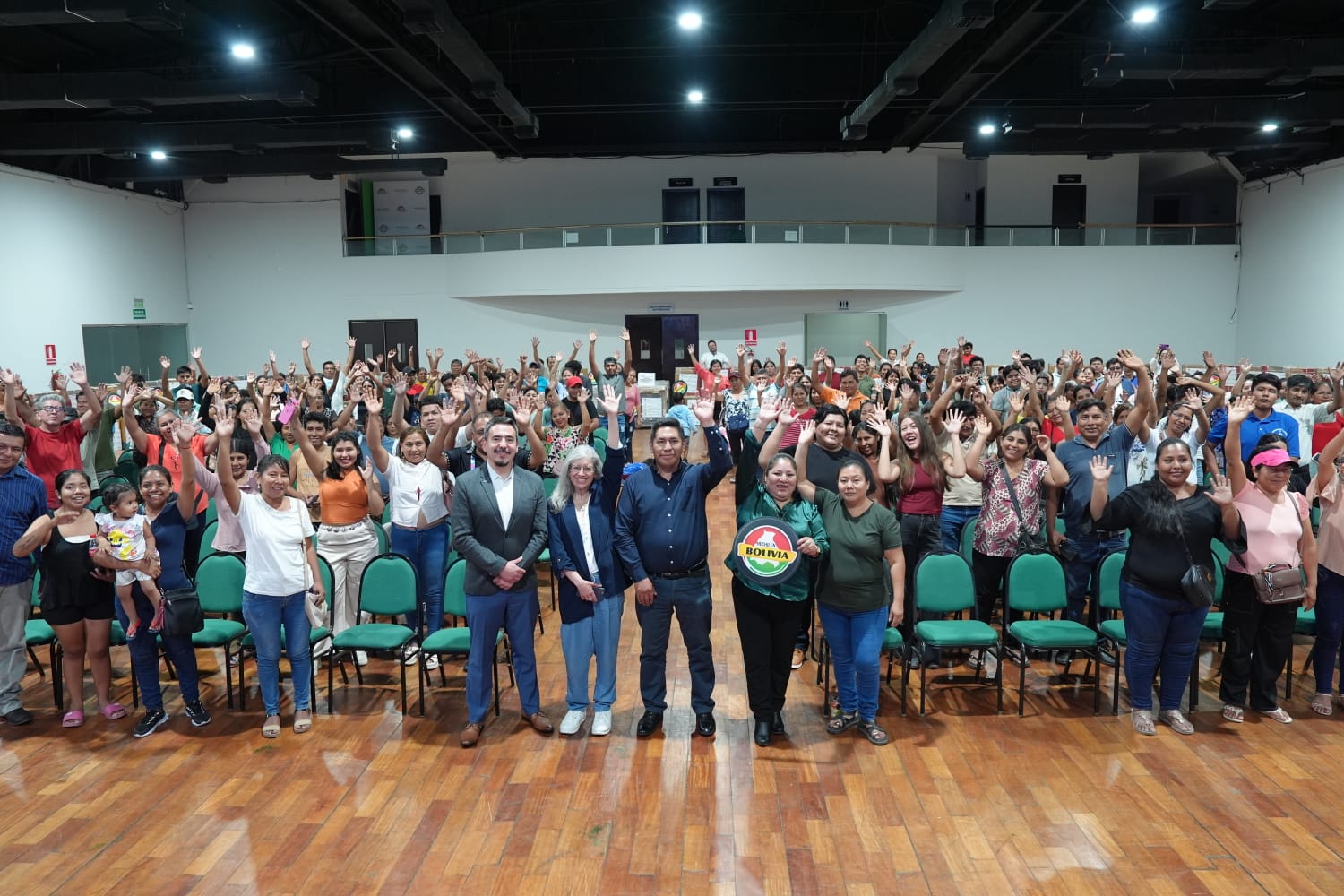 Entregan 125 máquinas e insumos productivos a mujeres en Santa Cruz para fortalecer su independencia económica