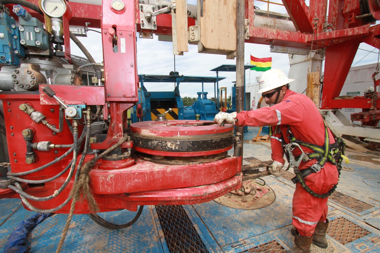 Gobierno presentará en seis meses proyectos de ley de hidrocarburos y de electricidad al Legislativo 