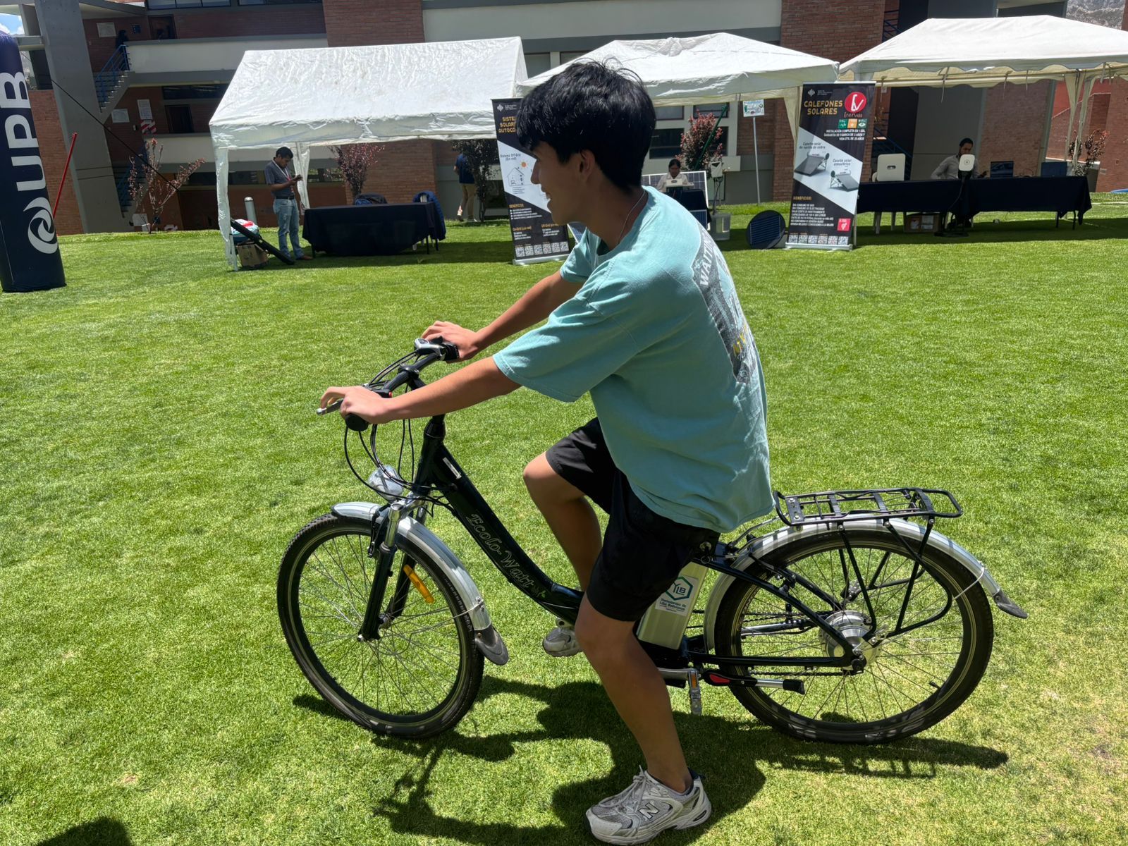 YLB pone a prueba sus baterías de litio para bicicletas en feria de electromovilidad en La Paz