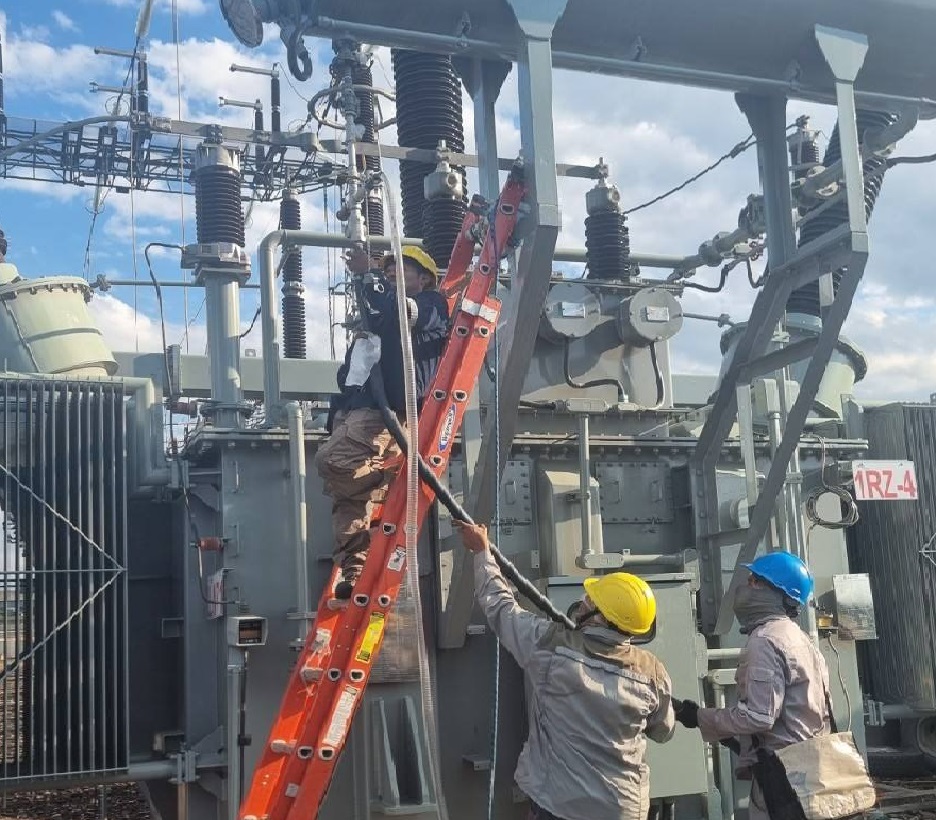 ENDE Transmisión ejecuta el mantenimiento del reactor energizado en Cochabamba y garantiza continuidad del suministro eléctrico 