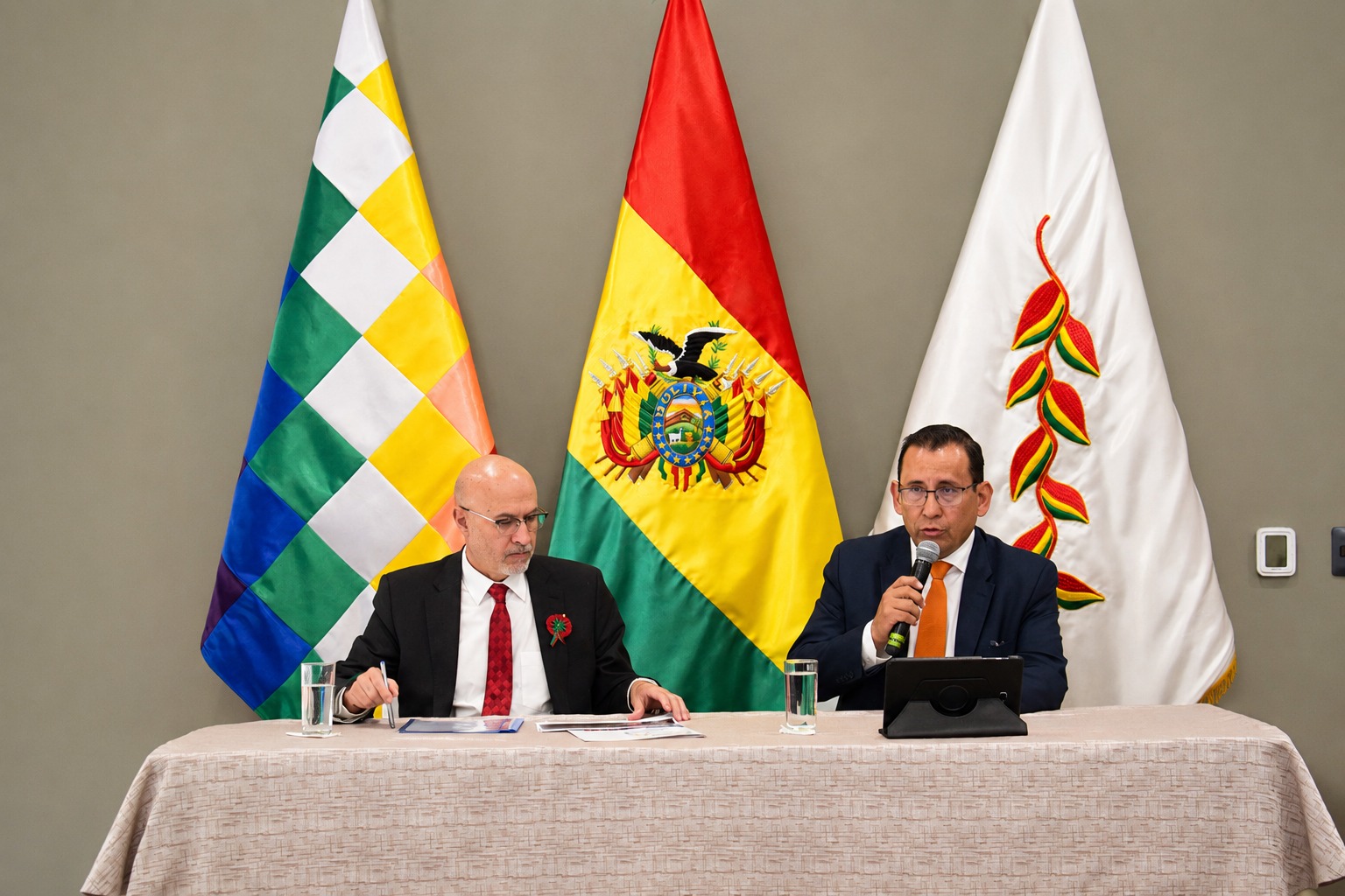 Ministro de la Presidencia, José Luis Lupo, junto al director ejecutivo de la Oficina de Fortalecimiento de la Empresa Pública (OFEP), Pablo Camacho